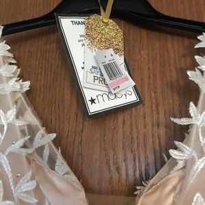 Macy’s Say yes to the dress size 13 .